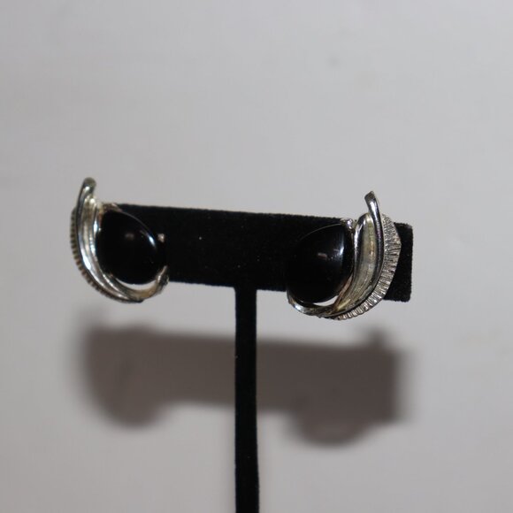 Vintage silver and black feather screw back earrings 1" - Picture 4 of 5